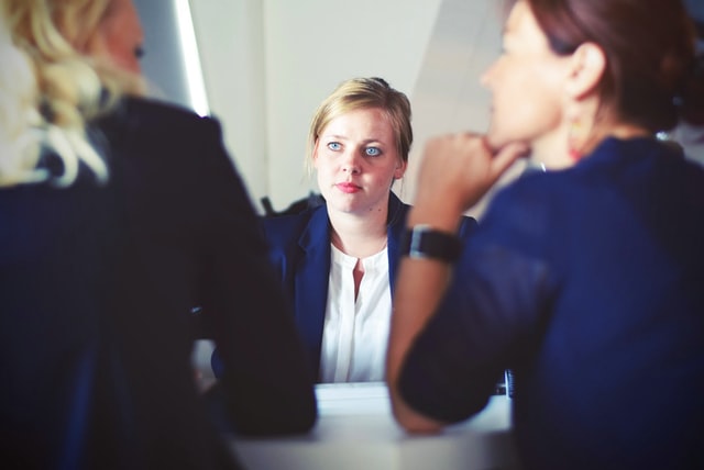 Jeune femme épuisée au travail